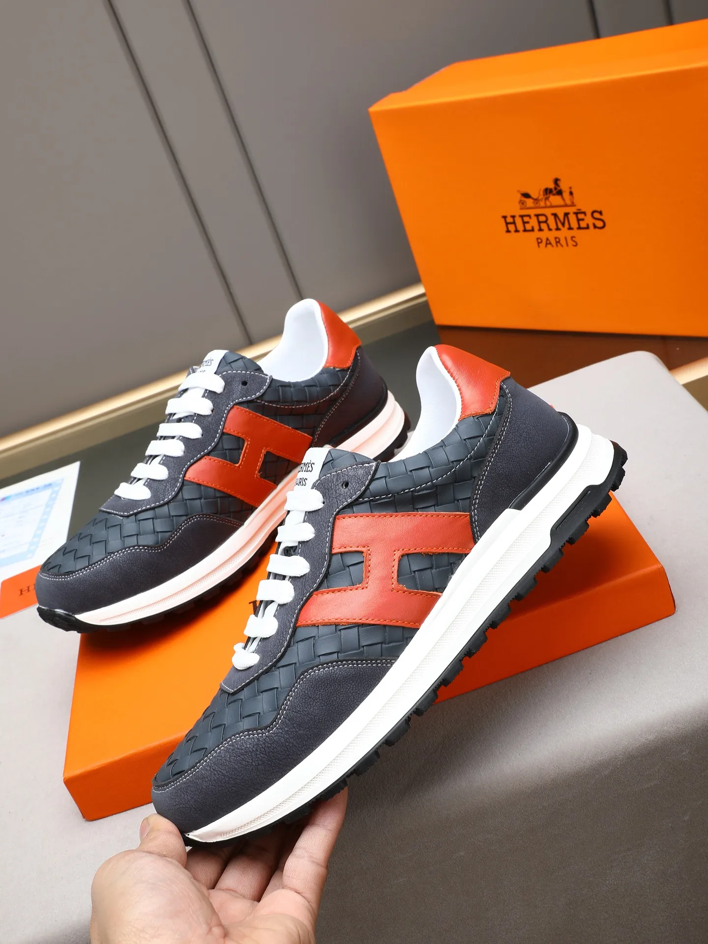 📛📛📛PPP420 (Hermes)🆕Men's color-blocked sneakers with textured calfskin details. Spliced ​​with original cowhide, this shoe draws inspiration from the equestrian world, integrating technical details and practical functions. Breathable sheep lining, original combination outsole, high-end quality, and every detail is perfectly combined! Size: 38-44 (45 can be customized)